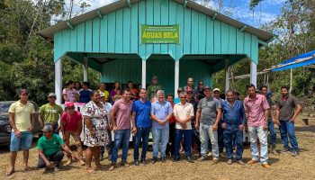 "Prefeito Sérgio Lopes e membros da Associação dos Moradores e Produtores da Reserva Chico Mendes de Brasileia e Epitaciolândia durante a entrega da beneficiadora de arroz.
