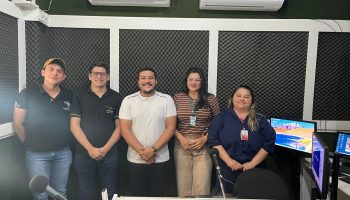 Equipe do PROCON, Prefeitura, Ministério Público e Polícia Militar durante o programa “Epitaciolândia em Ação” na Rádio Eco Acre FM, explicando a ação de orientação a vendedores ambulantes do município.